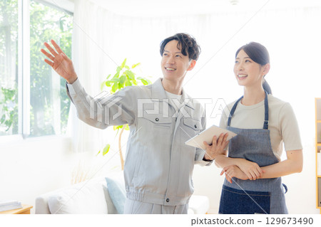 穿著工作服的男女正在討論裝潢 129673490