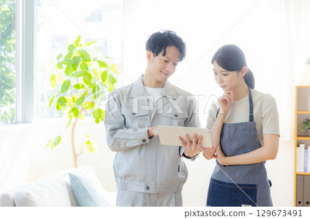 穿著工作服的男女正在討論裝潢 129673491