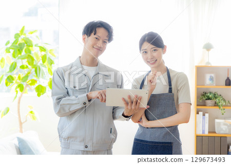 穿著工作服的男女正在討論裝潢 129673493