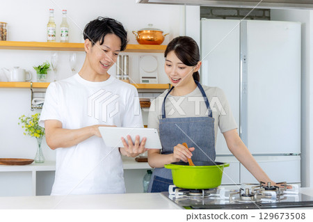 年輕夫婦在廚房做飯 129673508