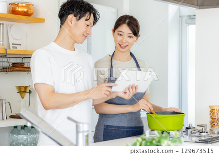 年輕夫婦在廚房做飯 129673515