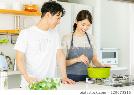 年輕夫婦在廚房做飯 129673516