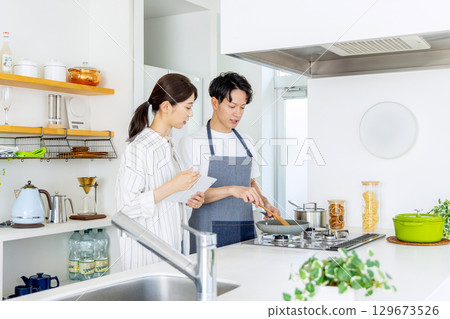 廚房 家庭主夫 年輕夫婦 129673526