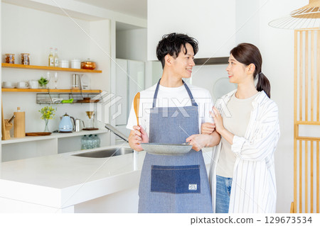 廚房 家庭主夫 年輕夫婦 129673534