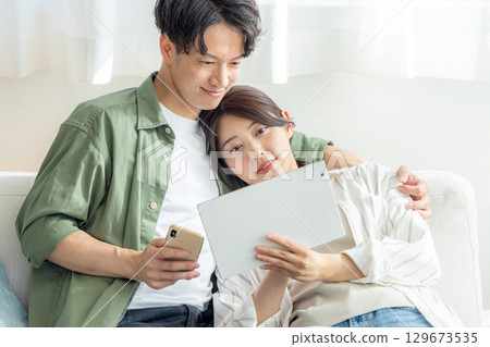 夫婦在沙發上放鬆 129673535