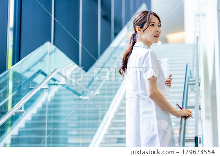 在醫院工作的年輕護士 在醫院工作的年輕護士 129673554