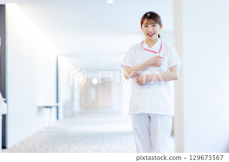 年輕女性、護理人員、 129673567