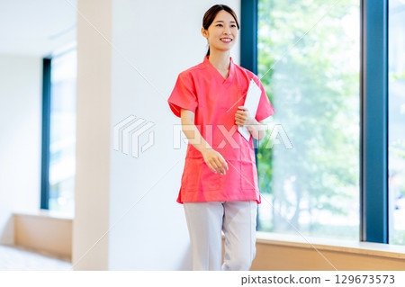 年輕女性、護理人員、 129673573