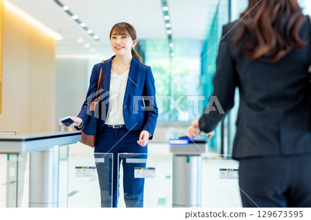 商務辦公室通勤商人 129673595