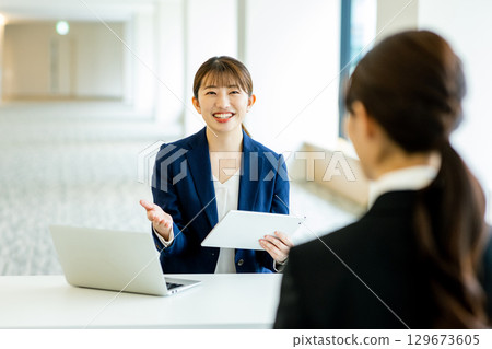 年輕女子在西裝面試 129673605