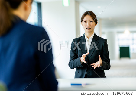年輕女子在西裝面試 129673608