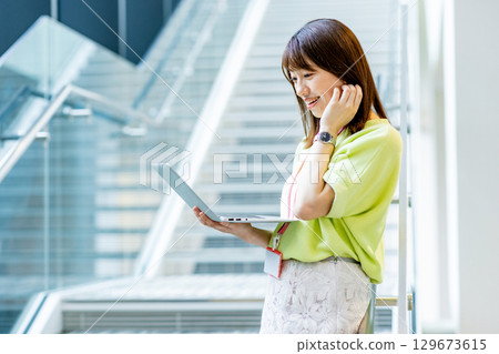 微笑與文件的女實業家 129673615