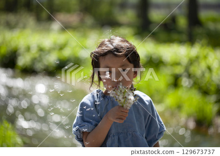 Girls playing in nature 129673737
