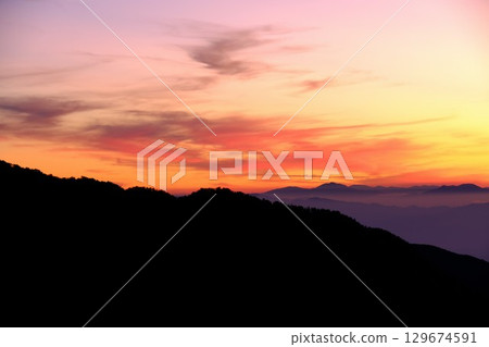 夕陽染紅的天空 夕陽染紅的天空 129674591