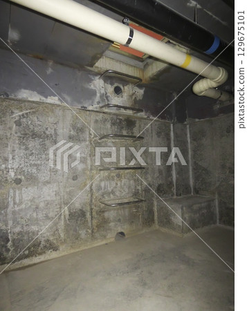 商業建築地下坑,梯子通往地面 商業建築地下坑,梯子通往地面 129675101