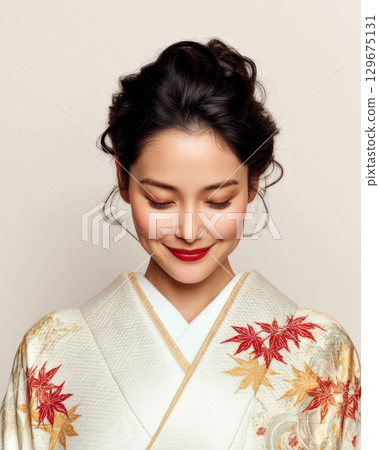 穿著楓葉圖案和服的女性 129675131
