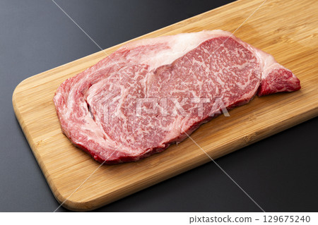 黑毛和牛牛肉沙朗牛排 129675240