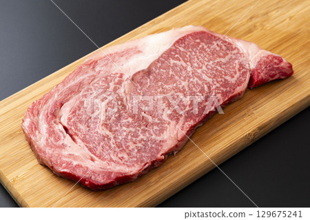 Kuroge Wagyu beef sirloin steak 129675241