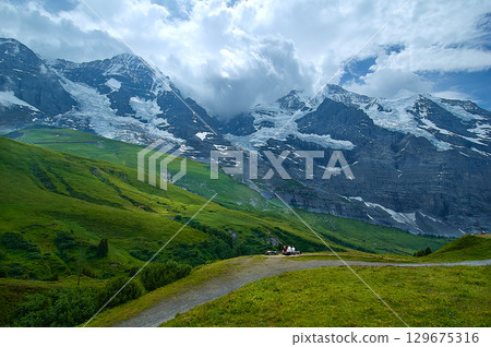 瑞士:在壯麗的阿爾卑斯山美景中享受幸福的健行 瑞士:在壯麗的阿爾卑斯山美景中享受幸福的健行 129675316