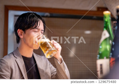 居酒屋：一位男士獨自享用飲品 129675480