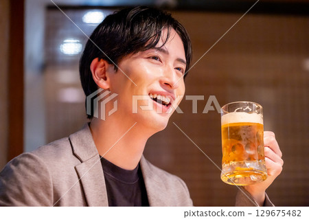 居酒屋：一位男士獨自享用飲品 129675482