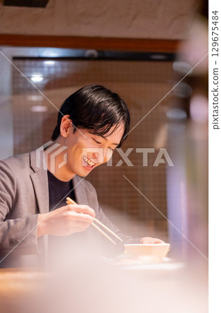 居酒屋:一位男士獨自享用飲品 居酒屋:一位男士獨自享用飲品 129675484