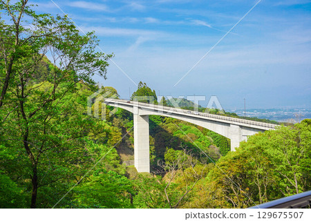 山脈和高架橋 129675507