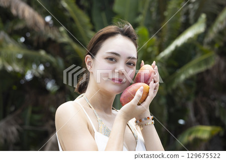 拿著芒果的美麗的女人 129675522