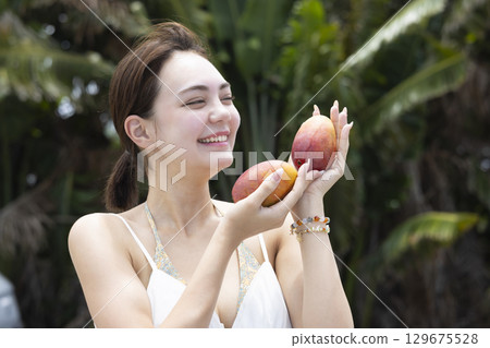拿著芒果的美麗的女人 129675528