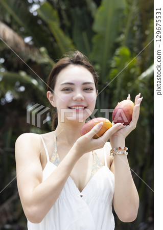 拿著芒果的美麗的女人 129675531