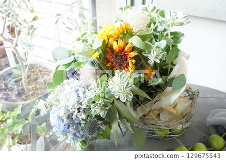 Summer bouquet of sunflowers and hydrangeas Summer bouquet of sunflowers and hydrangeas 129675543
