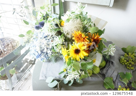 夏季向日葵和繡球花花束 129675548