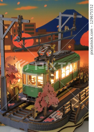 回家路上的人們看著櫻花列車緩緩駛過。 129675552