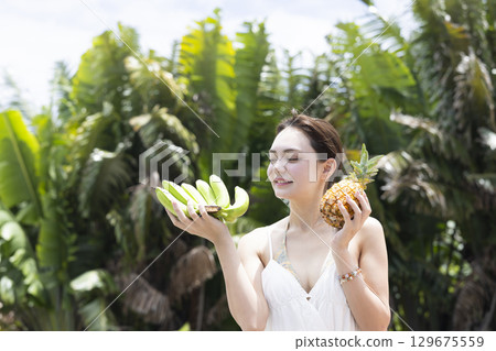 吃鳳梨和香蕉的女人 129675559