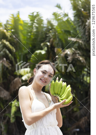 拿著香蕉的可愛女人 129675565