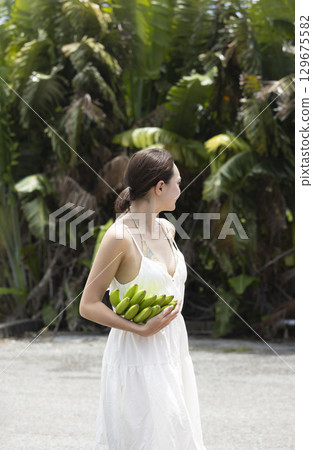 拿著香蕉的可愛女人 129675582