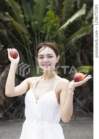 拿著芒果的美麗的女人 129675593