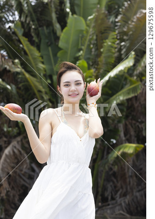 拿著芒果的美麗的女人 129675598