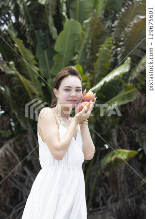 拿著芒果的美麗的女人 129675601