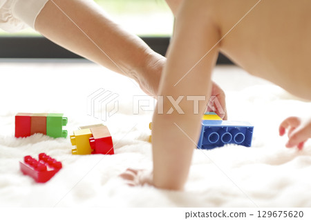 嬰幼兒對益智玩具著迷 嬰幼兒對益智玩具著迷 129675620