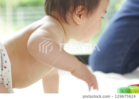 嬰幼兒對益智玩具著迷 嬰幼兒對益智玩具著迷 129675624