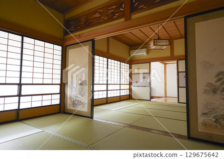 Tatami-floored room and beautiful shoji screens in a Japanese house 129675642