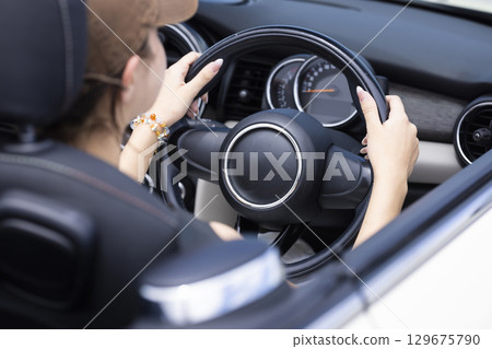 可愛的女人開車 129675790