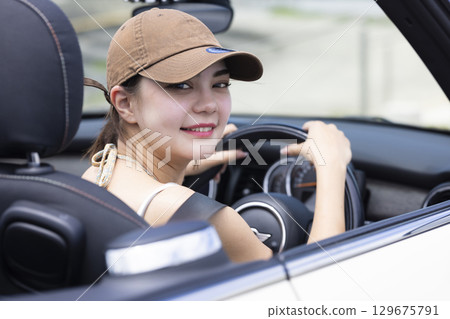 可愛的女人開車 129675791