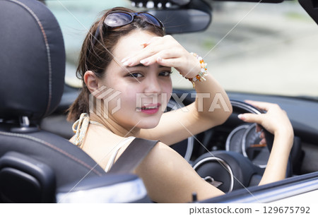 可愛的女人開車 129675792