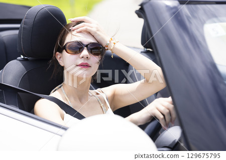可愛的女人開車 129675795