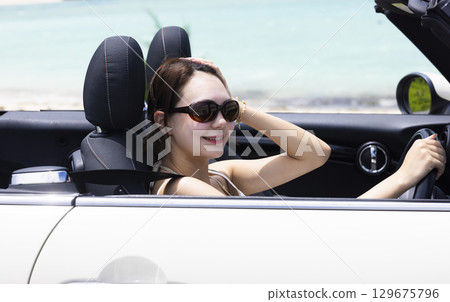 可愛的女人開車 129675796