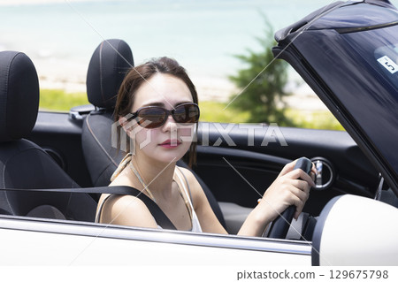可愛的女人開車 129675798
