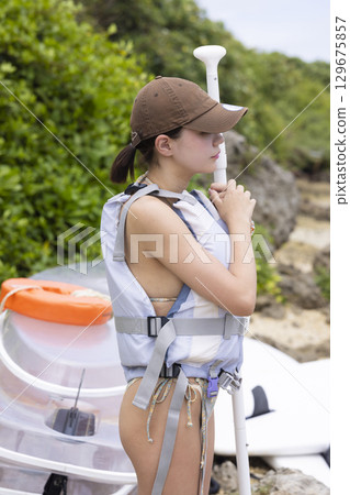 享受 SUP 的可愛女人 129675857