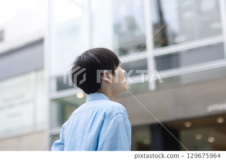 Young men walking in the city 129675964